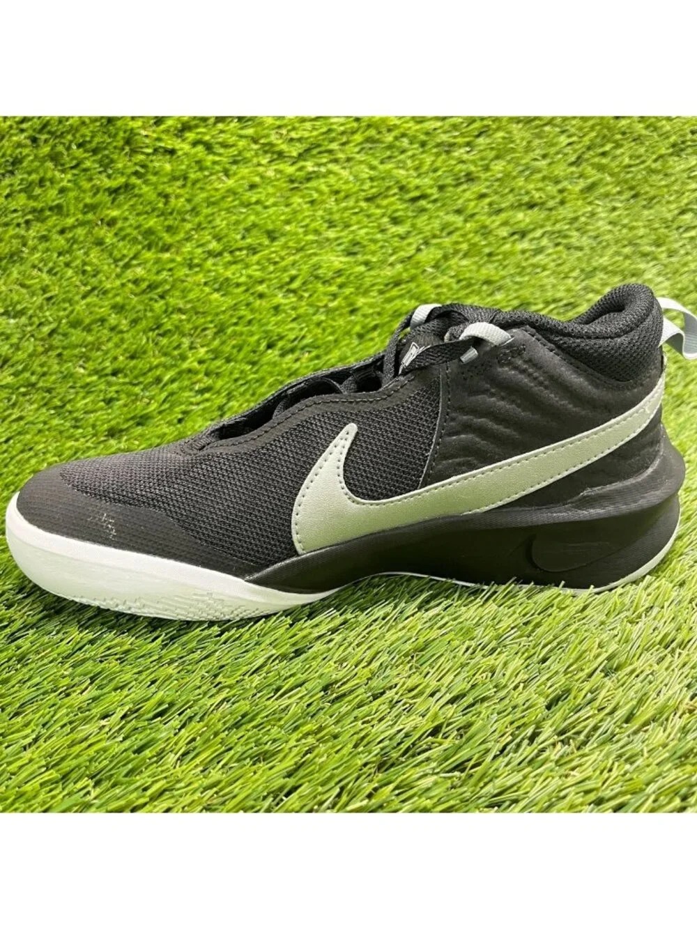 Nike Team Hustle D 10 Boys Size 4.5Y Black Athletic Basketball Shoes Sneakers